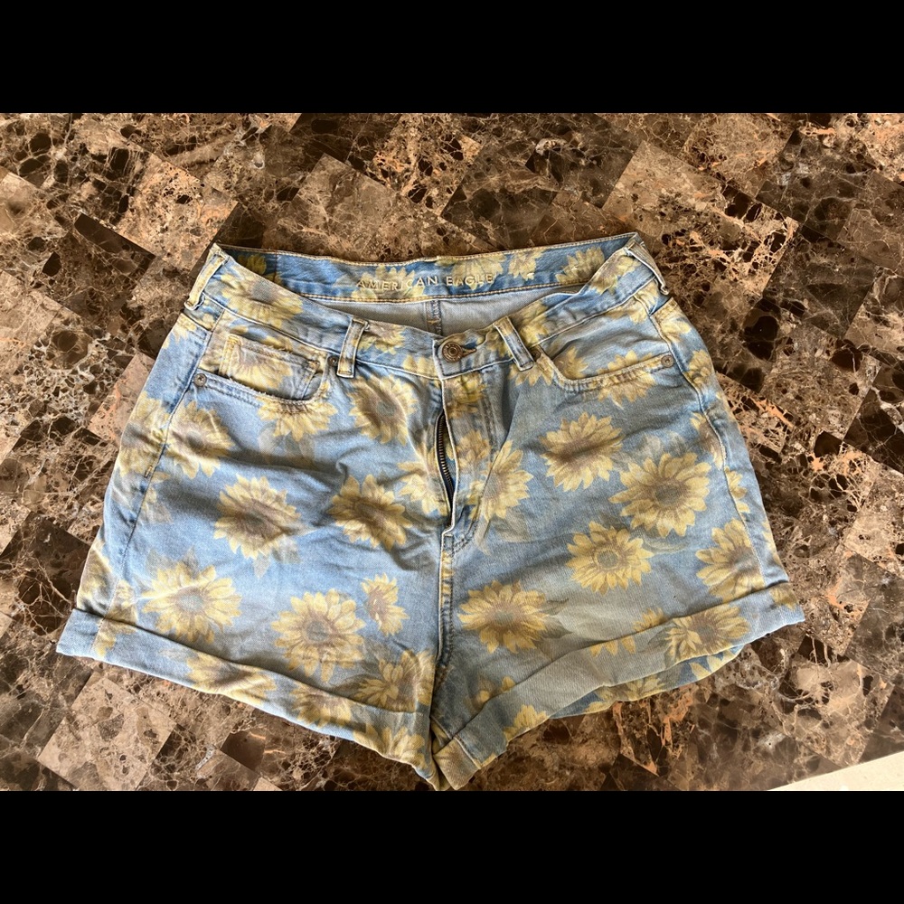 American Eagle Sunflower Mom Short